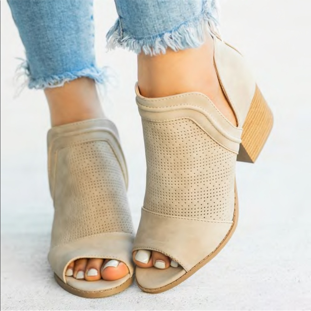 😍😍 Deep Side Cut Out Bootie - Picture 2 of 6